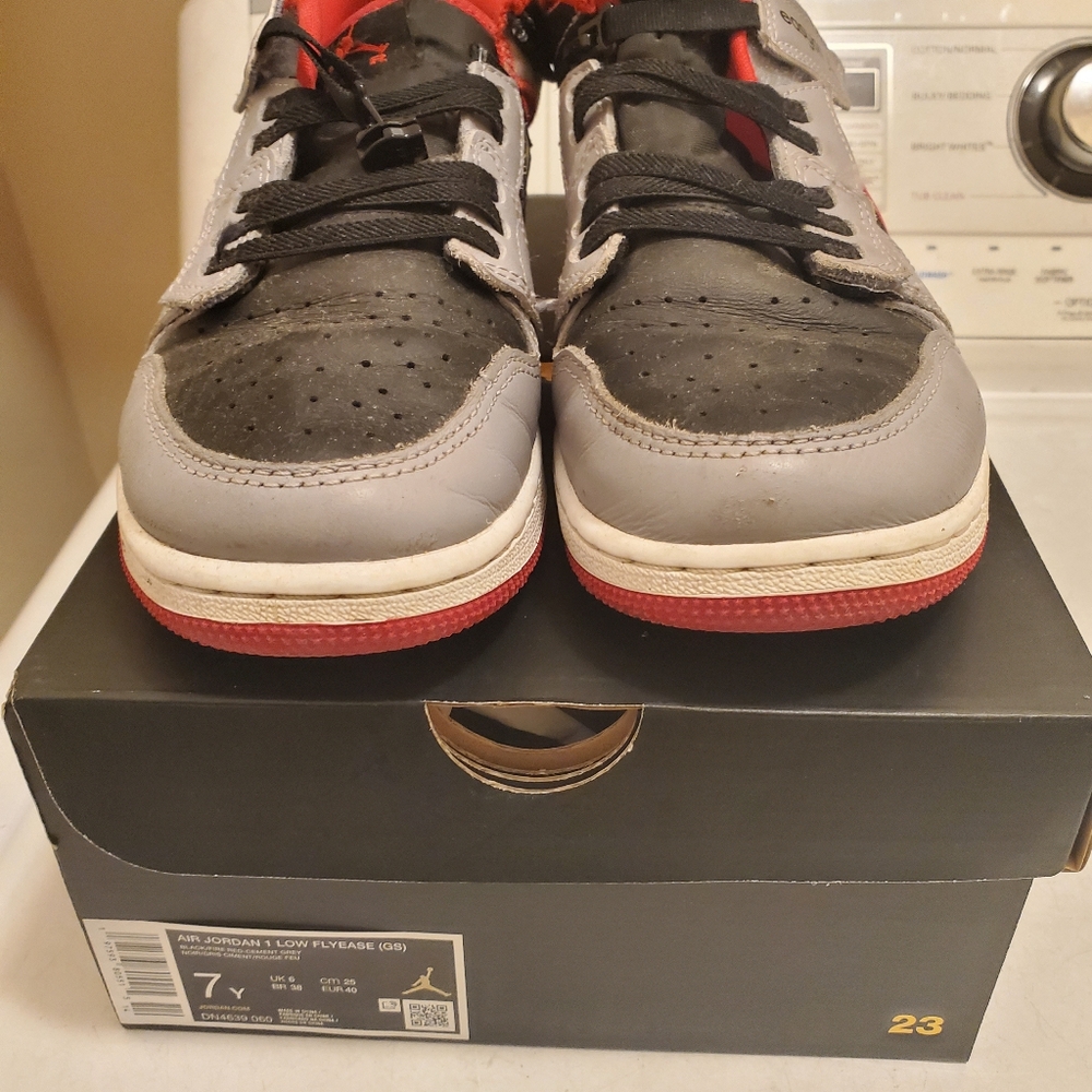 USED JORDAN 1 LOW FLYEASE KIDS SHOES SIZE 7Y RIGHT SHOE ZIPPER IS BROKEN